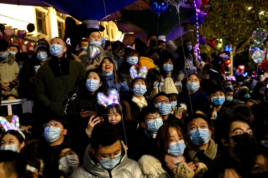 Personas asisten a la cuenta regresiva de Año Nuevo en Wuhan, en la provincia central de Hubei, China, el 31 de diciembre de 2020. &nbsp;
