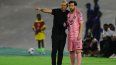El entrenador del Inter Miami, Javier Mascherano (izquierda), habla con el atacante Lionel Messi durante un partido, el 13 de marzo de 2025.