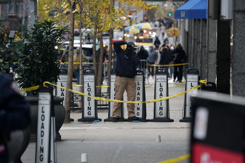 La policía toma fotografías en la escena del crimen.
