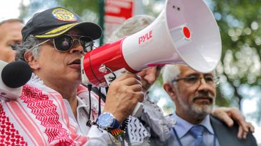 Foto distribuida por la Presidencia de Colombia que muestra a  Gustavo Petro, dirigiéndose a una manifestación pro-palestina con un megáfono en la mano frente a la sede de la ONU en Nueva York, llamando a militares de Estados Unidos a desobedecer las órdenes del presidente Donald Trump. 26 de septiembre de 2025.