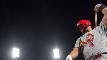 Albert Pujols de los Cardenales de San Luis calienta previo a un turno contra los Piratas de Pittsburgh