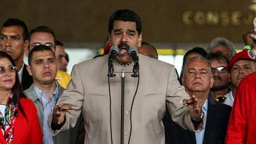 El Dictador se aferra al Poder cueste lo que cueste. El dictador reprime y mata, desacredita y se inventa mentiras, elimina las libertades constitucionales y viola las leyes más elementales de la democracia.&nbsp;