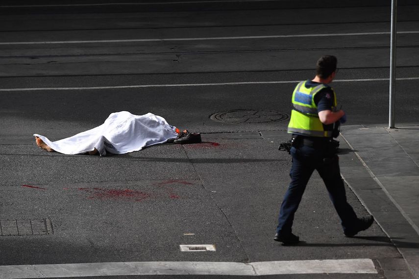 El cadáver de una víctima yace sobre el asfalto después de que un hombre armado con un cuchillo atacara&nbsp; a varias personas en la calle Bourke de Melbourne (Australia).&nbsp;