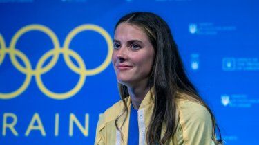 La saltadora de altura ucraniana Yaroslava Mahuchikh posa para una foto en la Casa de Ucrania en los Juegos Olímpicos de París, el lunes 5 de agosto de 2024.&nbsp;