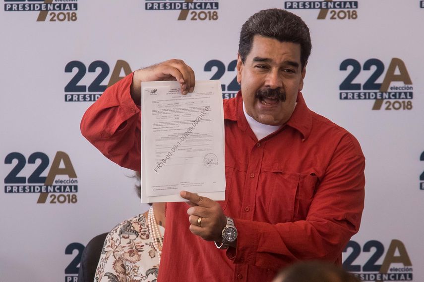 Maduro recibió el comprobante de inscripción a las  presidenciales y hasta ahora no tiene un oponente de peso pero sí al  menos dos contrincantes formalmente inscritos, de menor popularidad.