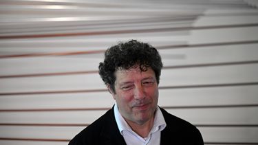 El artista contemporáneo venezolano Elías Crespín gesticula durante la inauguración de su exposición individual Continuum en la galería de arte Hacienda La Trinidad de Caracas, el 28 de mayo de 2025.&nbsp; &nbsp;