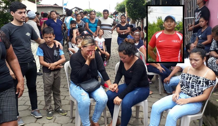 Familiares y amigos lloran la muerte de Darwin Potosme (recuadro), quién murió este domingo en la ciudad de Masaya, presuntamente por disparos de un francotirador de la Policía de Daniel Ortega.&nbsp;