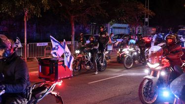 Agentes de la policía israelí y otros se dirigen en motocicleta al Instituto Forense Abu Kabir mientras el cuerpo del último rehén israelí llega en ambulancia a Tel Aviv el 26 de enero de 2026. Los restos del último rehén retenido en Gaza, Ran Gvili, fueron trasladados de vuelta a Israel el 26 de enero, cerrando así el capítulo de una dolorosa saga que ha mantenido en vilo a la sociedad israelí desde el ataque sin precedentes de Hamás del 7 de octubre de 2023.
