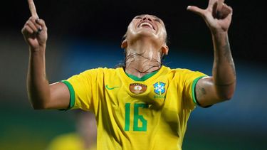 Bia Zaneratto, de Brasil, festeja luego de marcar ante Paraguay en la semifinal de la Copa América Femenina, el martes 26 de julio de 2022, en Bucaramanga, Colombia
