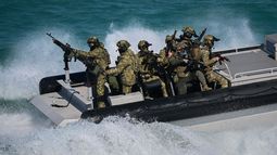 Oficiales de las Fuerzas de Operaciones Especiales de la OTAN durante el ejercicio militar Trojan Footprint 2026 (TFP26) en el mar en Constanza, sureste de Rumanía, el 18 de mayo de 2026.