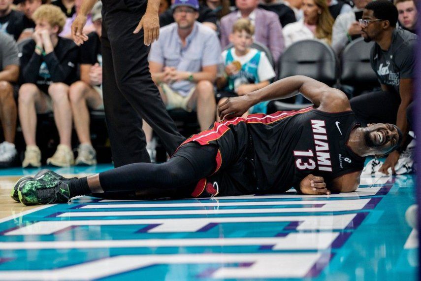 Bam Adebayo # 13 del Miami Heat reacciona después de una caída en la primera mitad contra los Charlotte Hornets durante su partido en el Spectrum Center el 14 de abril de 2026 en Charlotte, Carolina del Norte