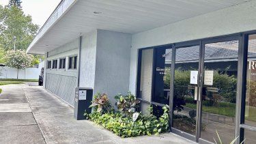 En esta imagen del domingo 9 de julio de 2023 se ve un despacho legal en Largo, Florida, en donde ocurrió el asesinato del abogado Steven Cozzi.&nbsp;