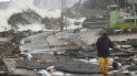 Una carretera dañada se ve mientras las olas golpean la costa en Ulsan, Corea del Sur, el martes 6 de septiembre de 2022. El tifón más poderoso que golpea Corea del Sur en décadas castigó su región sureña el martes, donde dejó casi un metro (3 pies) de lluvia. 