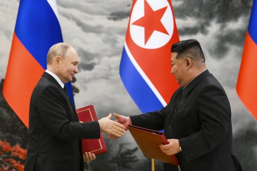 El presidente de Rusia, Vladímir Putin, y el líder norcoreano, Kim Jong Un, intercambian documentos durante una ceremonia de firma de un tratado en Pyongyang, Corea del Norte, el miércoles 19 de junio de 2024.&nbsp;&nbsp;