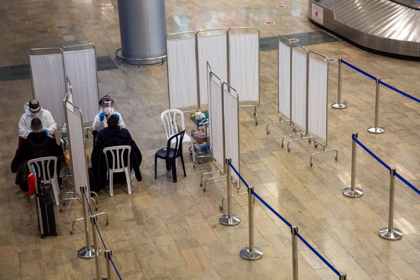 Personal médico haciendo pruebas de coronavirus a viajeros llegados a Israel en el aeropuerto de Ben Gurion cerca de Tel Aviv, Israel, el domingo 24 de enero de 2021, durante una cuarentena nacional para frenar el virus del COVID-19.&nbsp;