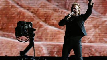 Bono, cantante de la banda irlandesa de rock  U2. 