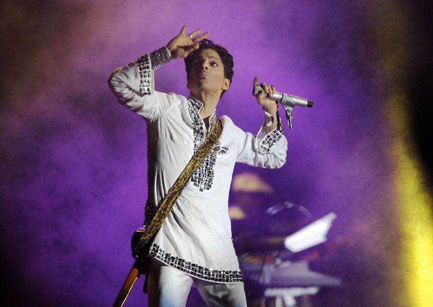 En esta foto del 26 de abril de 2008, Prince actúa en el Festival de  Música y Arte de Coachella en Indio, California.&nbsp;