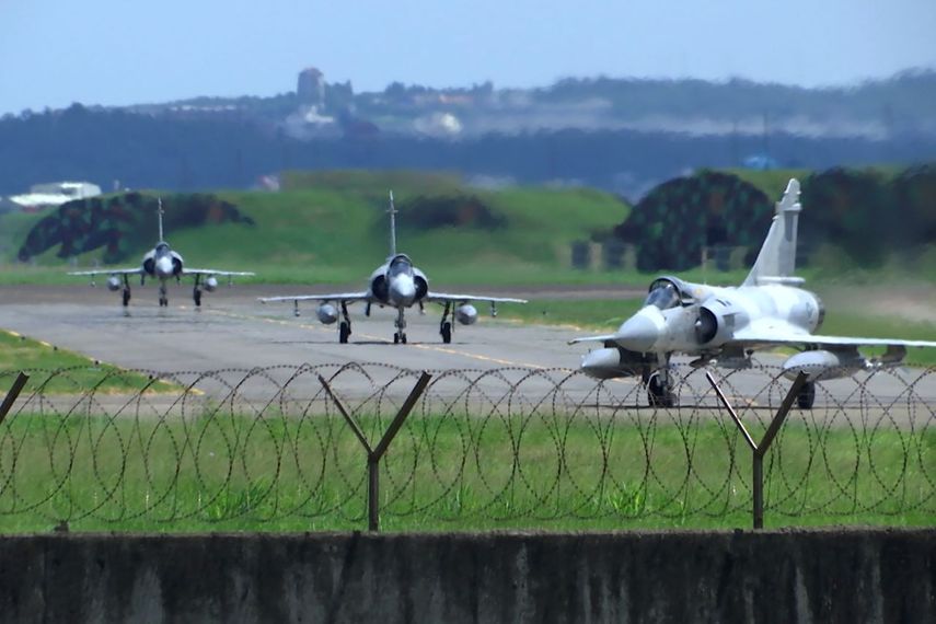 Cazas Mirage de la Fuerza Aérea de Taiwán se desplazan sobre una pista de una base, el viernes 5 de agosto de 2022, en Hsinchu, Taiwán.&nbsp;