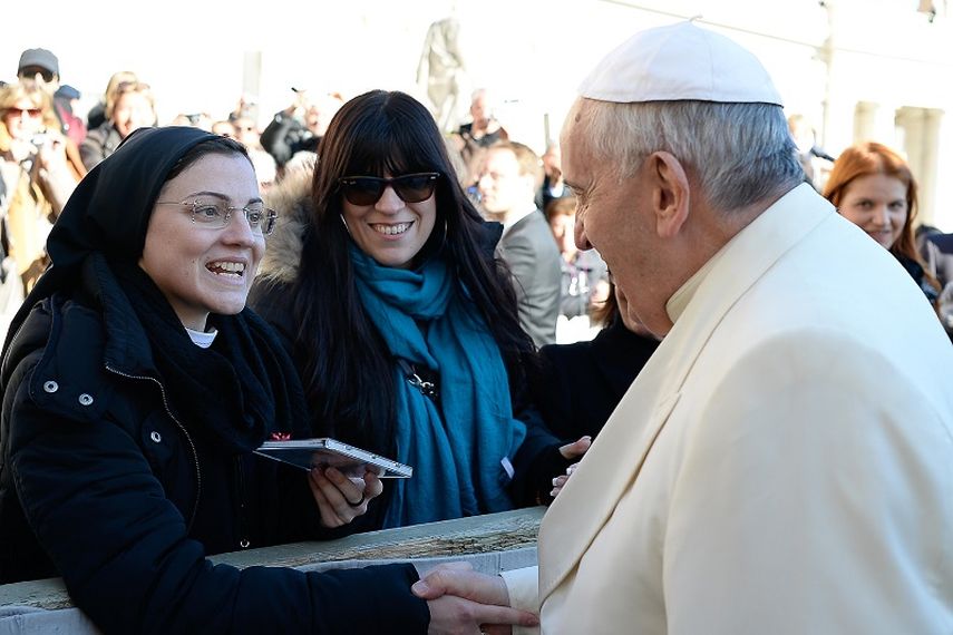 La religiosa Sor Cristina le entrega su álbum al papa Francisco. (AP)