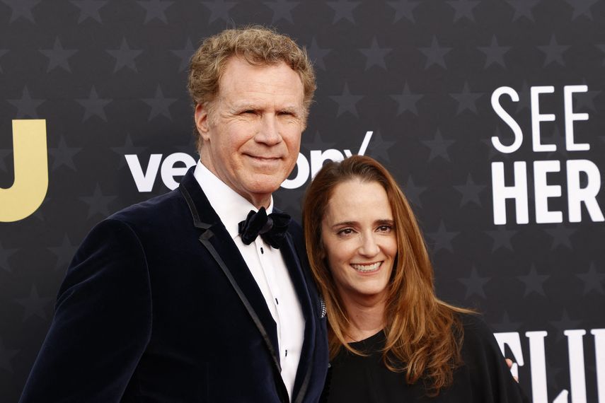 El actor estadounidense Will Ferrell y la productora estadounidense Jessica Elbaum llegan a la 29ª edición de los Critics Choice Awards en el Barker Hangar de Santa Mónica, California, el 14 de enero de 2024. &nbsp;