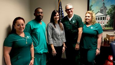 Julio C&eacute;sar Alfonso (2do. de der. a izq.) junto a la vicegobernadora de Florida, Jeanette N&uacute;&ntilde;ez (3ra.), y miembros de la organizaci&oacute;n Solidaridad Sin Fronteras (SSF).