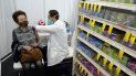 El farmacéutico Todd Gharibian administra una dosis de la vacuna contra el COVID-19 de Moderna a Toshiko Sugiyama, en una farmacia CVS en 1 de marzo de 2021 en Los Ángeles. ( El farmacéutico Todd Gharibian administra una dosis de la vacuna contra el COVID-19 de Moderna a Toshiko Sugiyama, en una farmacia CVS en 1 de marzo de 2021 en Los Ángeles. (