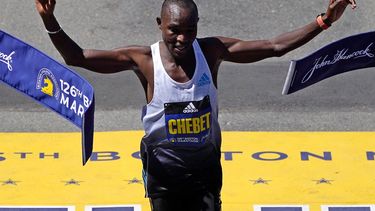 El keniano Evans Chebet levanta los brazos victorioso al cruzar la meta del Maratón de Boston el 18 de abril del 2022 en Boston.