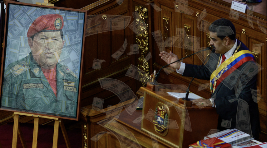 El dictador del régimen de Venezuela, Nicolás Maduro, junto a una foto del fallecido Hugo Chávez.&nbsp;