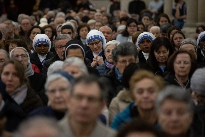 El Feligreses rezando durante una oración por el Papa Francisco en la Catedral de la Almudena, a 27 de febrero de 2025, en Madrid (España).&nbsp;&nbsp;