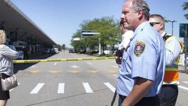 El apuñalamiento ocurrió en torno a las 09:45 horas (ET) en la segunda planta de la principal terminal del aeropuerto, el tercero más grande de Michigan.