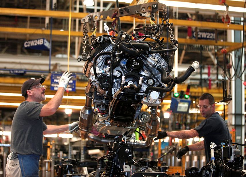 Empleados de Ford laboran en una de las plantas de la empresa en Estados Unidos.