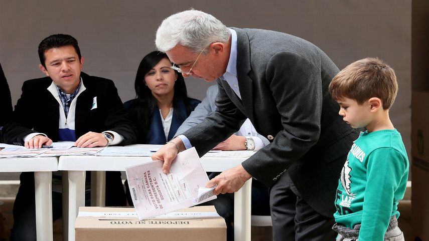 El expresidente Álvaro Uribe ejerce su voto en Bogotá