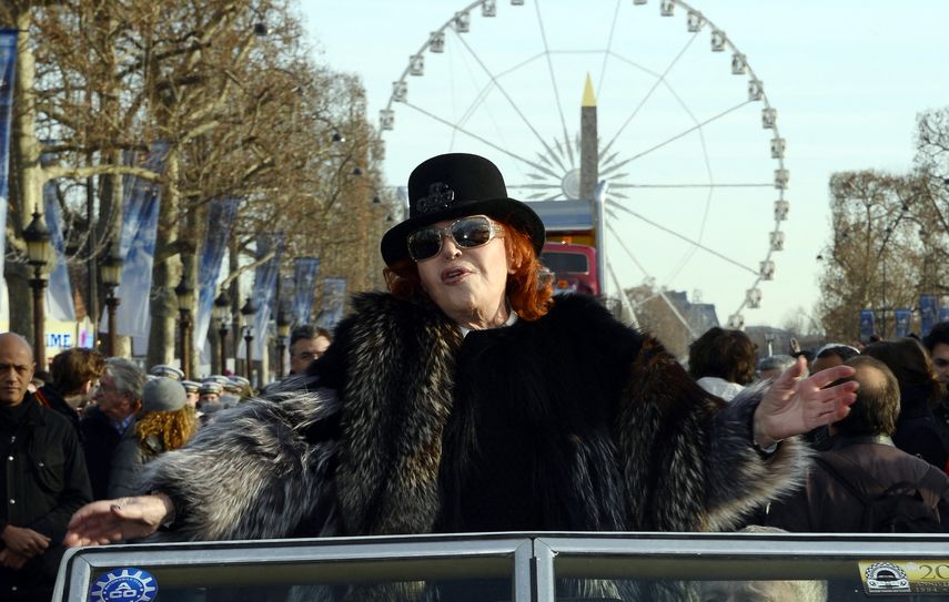 En esta foto de archivo tomada el 1 de enero de 2015, la cantante, actriz y empresaria francesa Régine saluda a la multitud durante un desfile a lo largo de los Campos Elíseos en París para celebrar el Año Nuevo.
