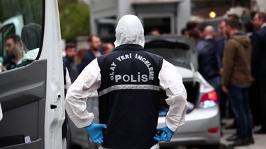 Un equipo de la policía turca en la residencia del cónsul saudí en Estambul para registrarla en busca de pistas que permitan aclarar qué ocurrió con el periodista opositor saudí Jamal Khashoggi, desaparecido el pasado 2 de octubre.