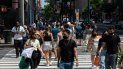 Personas hacen compras en la ciudad de Nueva York. Personas hacen compras en la ciudad de Nueva York.