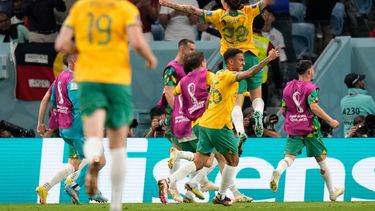 Los jugadores de Australia celebran el gol de Mathew en el partido del Grupo D del Mundial entre Australia y Dinamarca, en el estadio Al Janoub, en Al Wakrah, Catar, el 30 de noviembre de 2022.&nbsp;