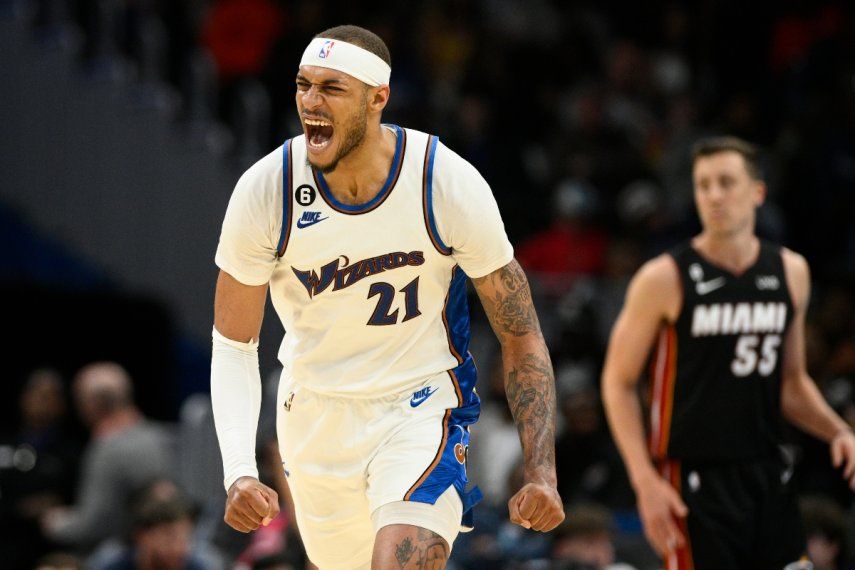 Daniel Gafford, de los Wizards de Washington, festeja luego de encestar ante el Heat de Miami, el viernes 7 de abril de 2023&nbsp;