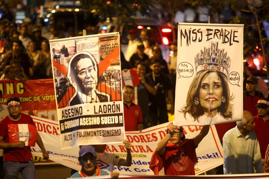 Miles de personas se han movilizado en distintas ciudades de Perú en rechazo al indulto otorgado a Fujimori&nbsp;