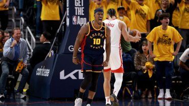 Jimmy Butler III #10 de los Golden State Warriors celebra una canasta contra los Houston Rockets durante el último cuarto del cuarto partido de la primera ronda de los Playoffs de la Conferencia Oeste de la NBA en el Chase Center el 28 de abril de 2025 en San Francisco, California.