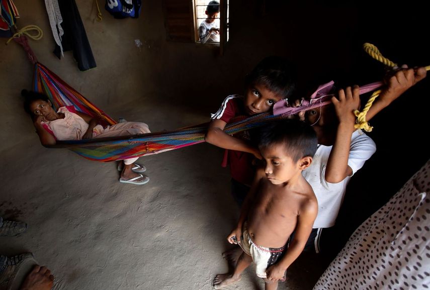 &nbsp;Niños Wayuu dentro de su casa en Manaure, La Guajira, Colombia, el 10 de septiembre de 2015