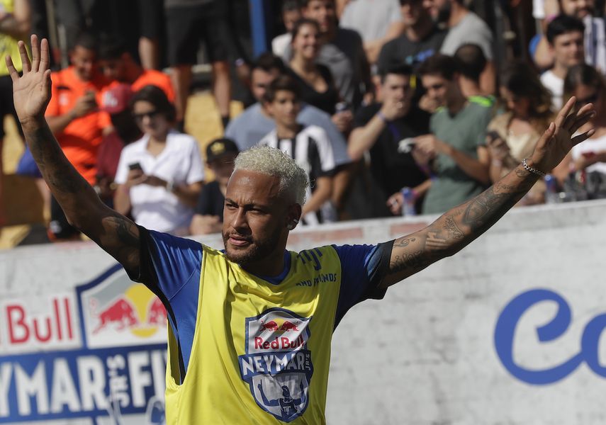 El astro brasileño de fútbol Neymar saluda a los hinchas durante el torneo juvenil Neymar Jr 5 en en Praia Grande, Brasil, el sábado, 13 de julio del 2019.&nbsp; &nbsp;