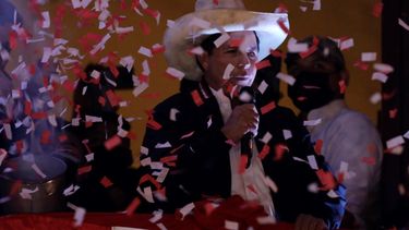 Pedro Castillo habla con sus seguidores después de que las autoridades electorales lo declararan presidente electo, durante las celebraciones en la sede de la campaña de su partido en Lima, Perú.