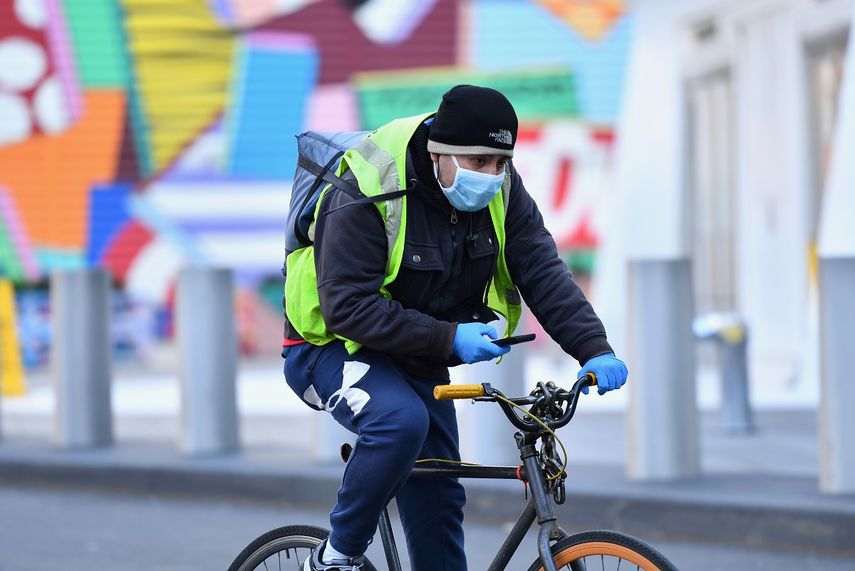 Un migrante, repartidor de comidas, recorre en bicicleta algunas zonas de la ciudad de Nueva York, en medio de la crisis generada por el coronavirus.