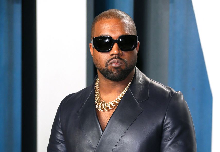 En esta foto de archivo tomada el 9 de febrero de 2020, Kanye West asiste a la Fiesta de los Óscar de Vanity Fair luego de la 92 entrega anual en el Centro de Artes Escénicas Wallis Annenberg en Beverly Hills.