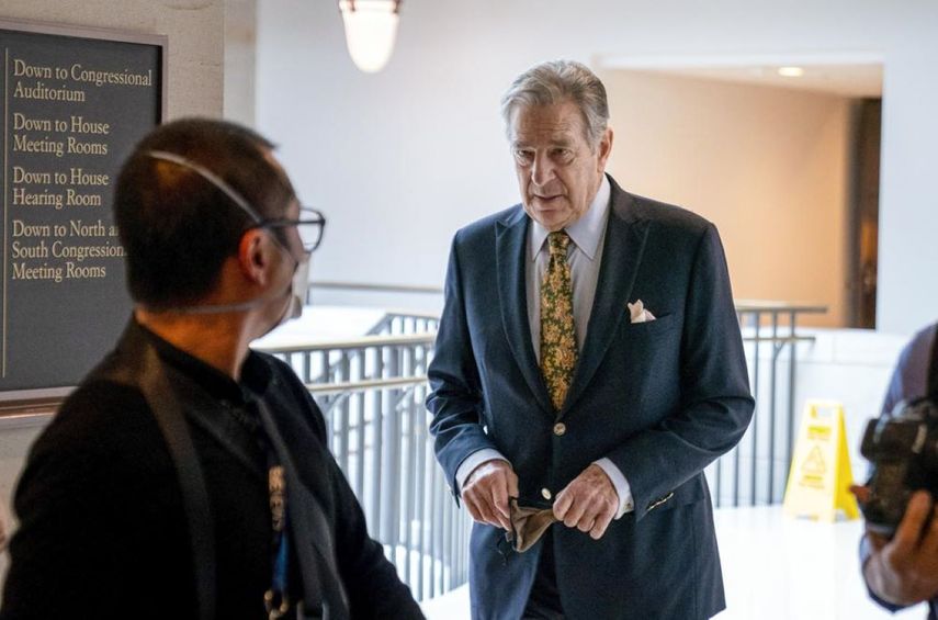 Paul Pelosi, esposo de la presidenta de la Cámara de Representantes, Nancy Pelosi, camina por los pasillos del Congreso de Estados Unidos.&nbsp;