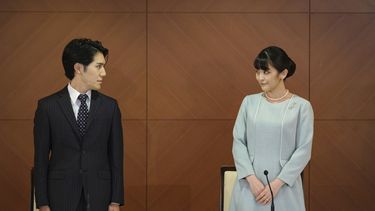 La exprincesa japonesa Mako, hija mayor del príncipe heredero Akishino y la princesa heredera Kiko, y su esposo, Kei Komuro, se miran durante una conferencia de prensa para anunciar su matrimonio en un hotel de Tokio, Japón, el martes 26 de octubre de 2021.