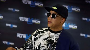 Como parte de su gira global con parada en países como Polonia, Francia, Italia, España e Israel, entre otros, el rapero de Con Calma se presentó ante una multitud de más de 15.000 personas