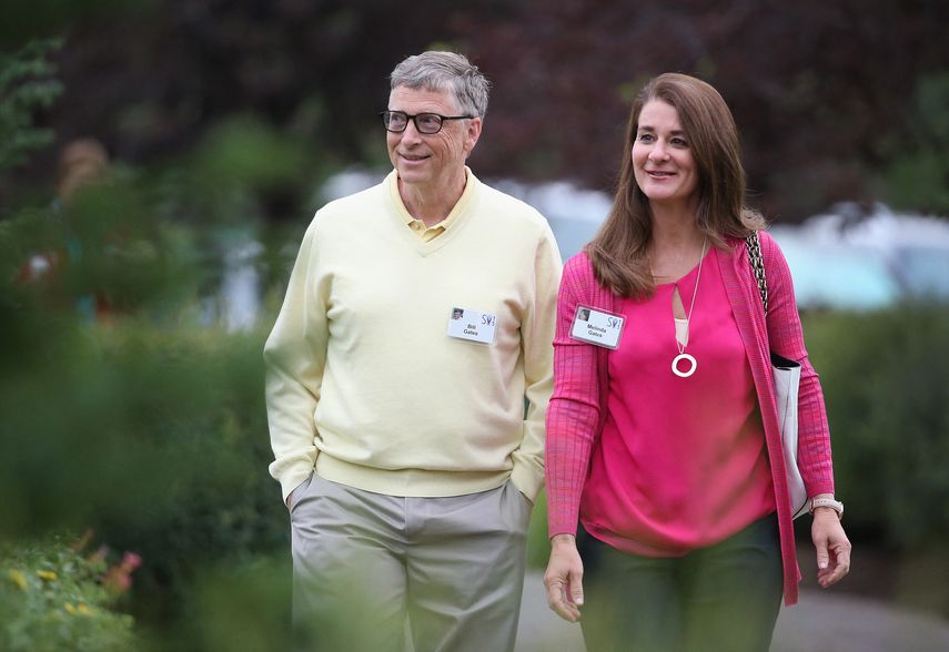 En esta foto de archivo tomada el 11 de julio de 2015, el multimillonario Bill Gates, presidente y fundador de Microsoft Corp., y su esposa Melinda asisten a la conferencia Allen & Company Sun Valley en Sun Valley, Idaho.