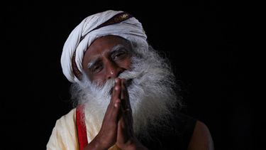 El místico y autor indio, fundador y director de la Fundación Isha, Sadhguru (Jaggi Vasudev) posa durante el Día Internacional del Yoga en la sede de la UNESCO en París el 21 de junio de 2023.