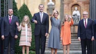 El presidente de Asturias, Adri&aacute;n Barb&oacute;n, la Princesa Leonor, el Rey Felipe VI, la Reina Do&ntilde;a Letizia, la Infanta Sof&iacute;a y el presidente de la FPA, Luis Fern&aacute;ndez-Vega, saludan a la entrada del Jard&iacute;n de los Reyes Caudillos.&nbsp;